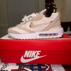 Nike Air Max Dawn Cream and White womens Sneakers size 9 new!!